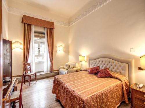 una camera d'albergo con letto e sedia di Hotel Labelle a Roma