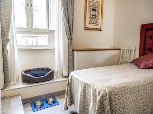 a bedroom with a bed and a window at Hotel Labelle in Rome