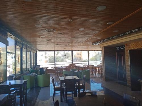 Un restaurant sau alt loc unde se poate mânca la Petra Visitors Hotel