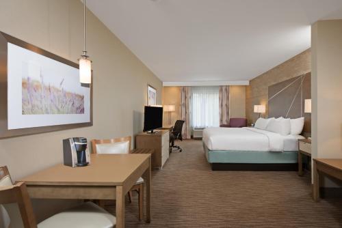 En eller flere senger på et rom på Holiday Inn Express & Suites New Cumberland, an IHG Hotel
