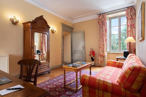 a living room with a couch and a table at Sina Villa Matilde in Romano Canavese