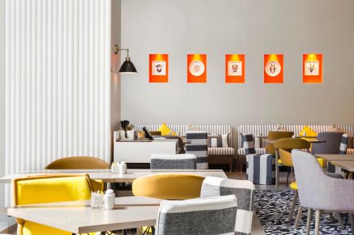 Salon ili bar u objektu ibis Styles Dubai Airport Hotel