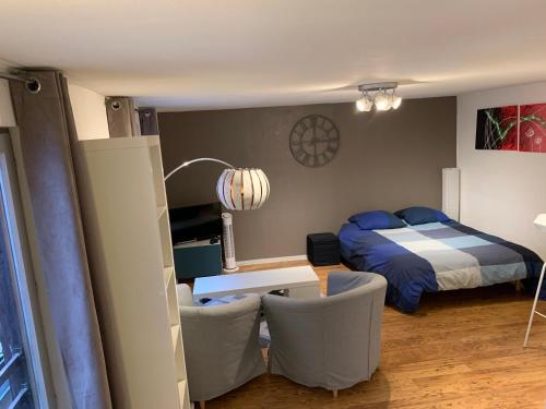 ストラスブールにあるTrès Grand Studio - Strasbourgのベッドルーム1室(ベッド1台、テーブル、椅子付)