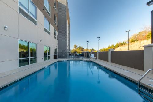 Holiday Inn Express & Suites Gainesville - Lake Lanier Area, an IHG Hotel 내부 또는 인근 수영장