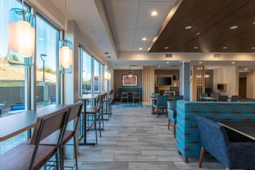 ห้องอาหารหรือที่รับประทานอาหารของ Holiday Inn Express & Suites Gainesville - Lake Lanier Area, an IHG Hotel