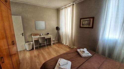 1 dormitorio con 1 cama y escritorio en una habitación en San Giovanni Novo Apartments, en Venecia