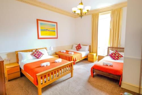 Cama o camas de una habitación en Balmore Guest House