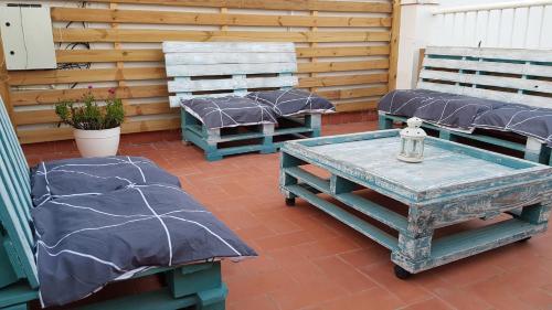 CAN CALLAU في بوبل نو ديل دلتا: فناء مع سريرين وطاولة ومقاعد