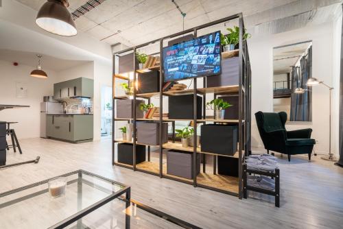 Televízia a/alebo spoločenská miestnosť v ubytovaní Industrial Apartment ZERO