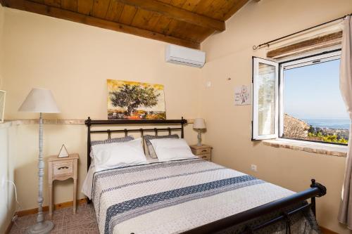 1 dormitorio con cama y ventana grande en The Swallow's Seaview Nest by Konnect, en Ágios Márkos