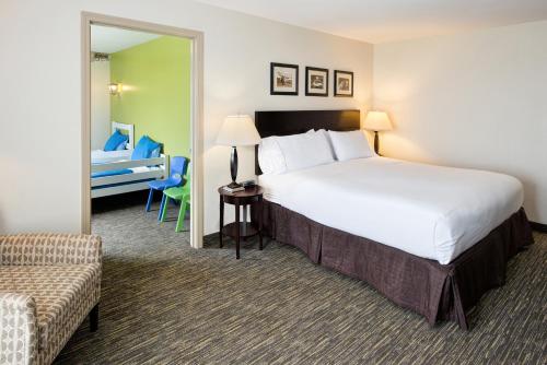 Postelja oz. postelje v sobi nastanitve Holiday Inn Express & Suites East Wichita I-35 Andover, an IHG Hotel