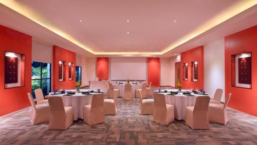 Un salón de banquetes con mesas y sillas en una habitación. en Angsana Bintan, en Lagoi