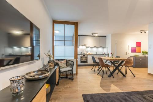 a kitchen and living room with a table and chairs at RH-Appartements 15 Minuten von Basel im Dorf Rührberg in Grenzach-Wyhlen