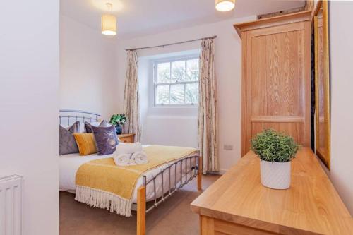 1 dormitorio con cama y ventana en Unique and quirky central apartment with parking en Oxford