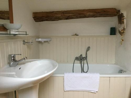 Koupelna v ubytování Pérard Chambres D’Hotes