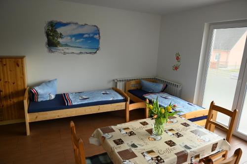 Habitación con 2 literas y una mesa con mesa. en Pension NELE für Monteure NAHE Berlin en Mittenwalde
