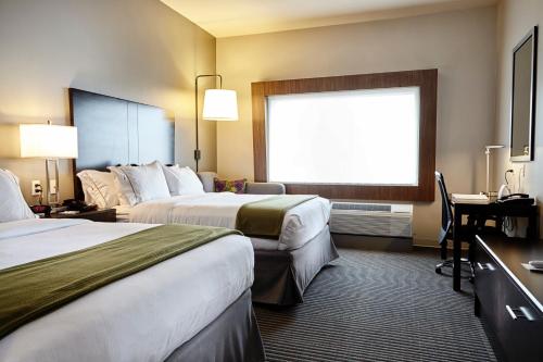 Voodi või voodid majutusasutuse Holiday Inn Express and Suites Tahlequah, an IHG Hotel toas
