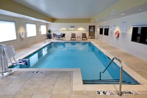 una gran piscina en una habitación de hotel en Holiday Inn Express and Suites Tahlequah, an IHG Hotel, en Tahlequah