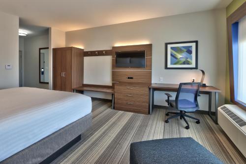 En eller flere senger på et rom på Holiday Inn Express & Suites - Houston East - Beltway 8, an IHG Hotel