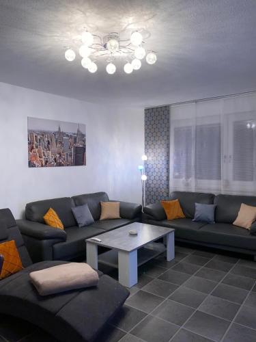 sala de estar con sofá y mesa en International 4, en Bad Harzburg