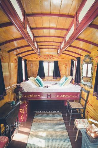 a bed in the back of a train room at Vinegar Hill Pottery in Lymington