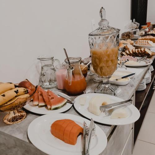 een buffet met gerechten op tafel bij Petri Plaza Hotel in Francisco Beltrão