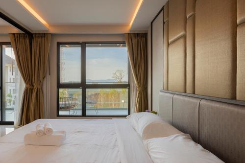 Postel nebo postele na pokoji v ubytování Sea View Panora Surin by Holy Cow, 1-BR