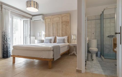 Ένα μπάνιο στο Tierra Verde, Luxury Retreat with 3 Acres Lush Garden
