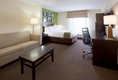 Un pat sau paturi într-o cameră la Holiday Inn Express Hotel & Suites Rogers by IHG