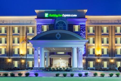 una representación del hotel Hilton Anaole por la noche en Holiday Inn Express Hotel & Suites Huntsville West - Research Park, an IHG Hotel, en Huntsville