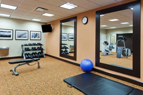 un gimnasio con espejo y una bola azul en el suelo en Holiday Inn Express Hotel & Suites Huntsville West - Research Park, an IHG Hotel, en Huntsville