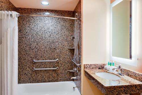 Ванная комната в Holiday Inn Express and Suites Missoula, an IHG Hotel