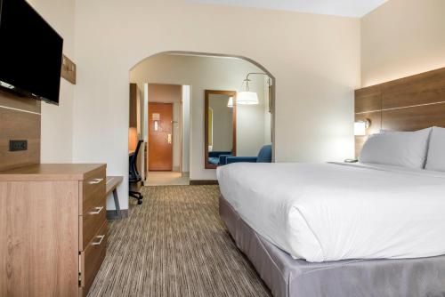 Ліжко або ліжка в номері Holiday Inn Express & Suites Harrison, an IHG Hotel