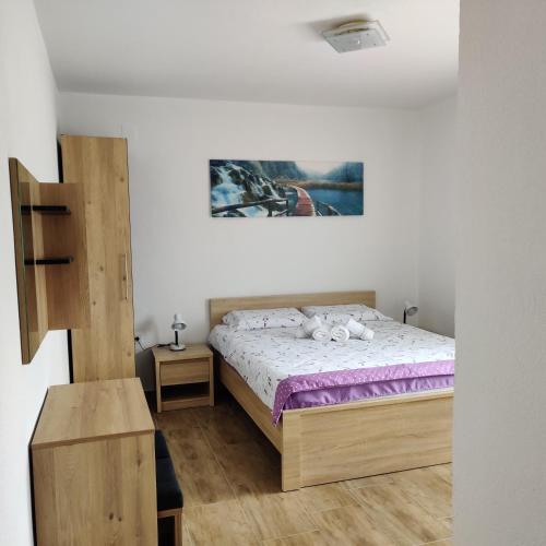 Een bed of bedden in een kamer bij Guest House Šapina