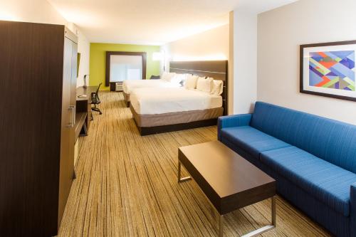 a hotel room with a bed and a couch at Holiday Inn Express Hotel & Suites Harriman, an IHG Hotel in Harriman