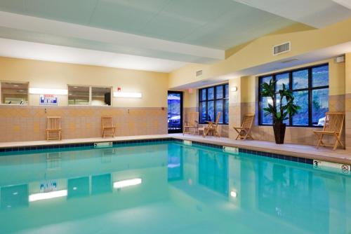 HarrimanにあるHoliday Inn Express Hotel & Suites Harriman by IHGの- ホテルの客室内の青い水のスイミングプール