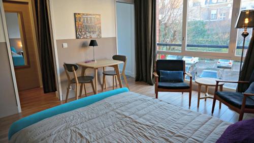 里爾的住宿－小套房公寓- 康斯坦斯，卧室配有一张床和一张桌子及椅子