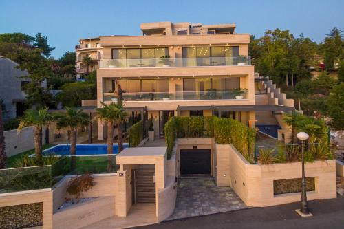 BEACH FRONT VILLA FRAN - DELUXE SUITE with private pool