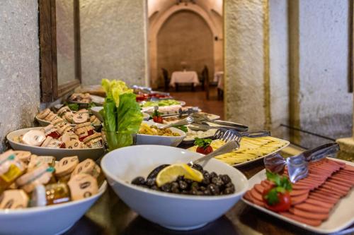 un buffet con ciotole di cibo su un tavolo di Hanedan Cappadocia Suites a Ürgüp
