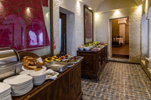 una linea a buffet con piatti e ciotole di cibo di Hanedan Cappadocia Suites a Ürgüp