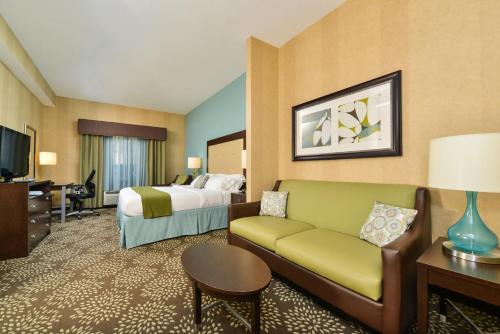 Un pat sau paturi într-o cameră la Holiday Inn Express & Suites Sylva / Dillsboro, an IHG Hotel