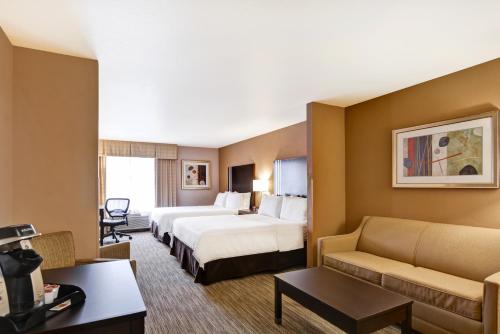 Holiday Inn Express Hotel & Suites Milwaukee-New Berlin, an IHG Hotel tesisinde bir odada yatak veya yataklar