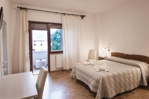 Postel nebo postele na pokoji v ubytování San Sisto Residence - Foligno City Center - La Montagnola Affittacamere