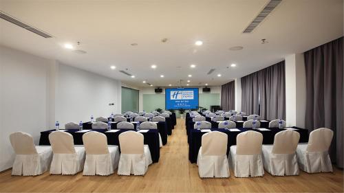 Zona business o sala conferenze di Holiday Inn Express Guilin City Center by IHG