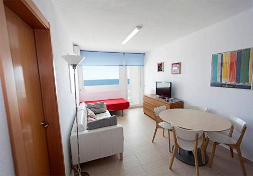 1 habitación con mesa y 1 habitación con 1 dormitorio en Apartamento con vistas al mar primera linea playa Matalascañas, en Matalascañas