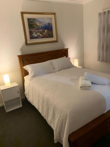 1 dormitorio con 1 cama con 2 toallas en Mijen's Manor, en Healesville