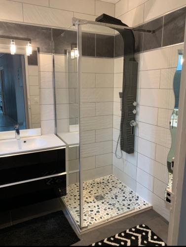 une salle de bain avec douche et lavabo dans l'établissement Appartement Standing 40 mètres Plage Terrasse et Garage avec wifi, à Pléneuf-Val-André