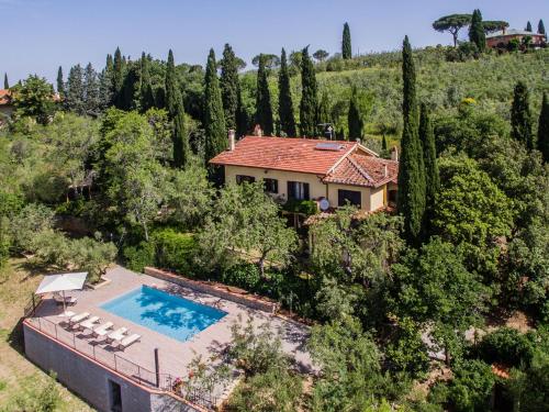 een luchtzicht op een huis met een zwembad en bomen bij Belvilla by OYO Villa il Castello in Castiglion Fiorentino