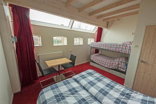 a room with two beds and a desk in a room at Gast op stal nabij Leeuwarden in Wyns
