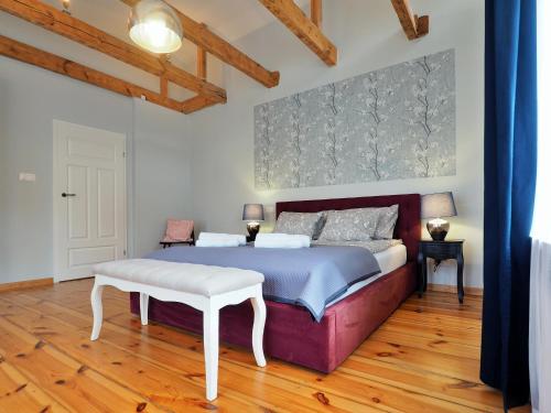 um quarto com uma cama grande e piso em madeira em Berni's home Apartament z tarasem em Sopot